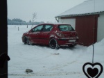 I sne står Kia og Peugeot i skjul